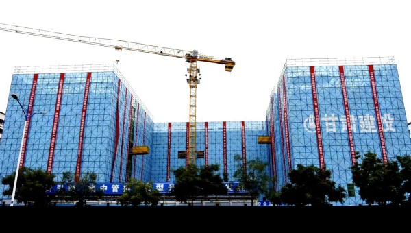 10月16日，由甘肅省交科建設(shè)有限公司承建的蘭州新區(qū)新材料產(chǎn)業(yè)園區(qū)公共服務(wù)平臺項(xiàng)目主體結(jié)構(gòu)順利封頂，為該項(xiàng)目二次結(jié)構(gòu)和裝飾裝修奠定堅(jiān)實(shí)基礎(chǔ)。據(jù)了解，該項(xiàng)目為公共建筑工程，自建設(shè)以來，項(xiàng)目管理團(tuán)隊(duì)面對工