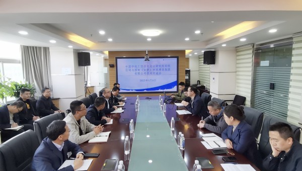 近日，西部市政建設(shè)集團(tuán)與中國(guó)市政工程西北設(shè)計(jì)研究院（道橋院）召開(kāi)技術(shù)交流會(huì)。會(huì)上，雙方分別介紹了企業(yè)概況與合作成果。市政西北院技術(shù)團(tuán)隊(duì)就EPC項(xiàng)目設(shè)計(jì)施工協(xié)同、海綿城市技術(shù)應(yīng)用及車(chē)路云一體化發(fā)展前景作